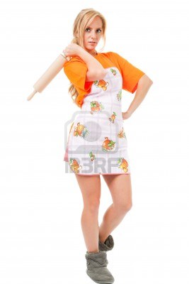 12763920-femme-au-foyer-avec-un-rouleau-a-patisserie-sur-fond-blanc.jpg